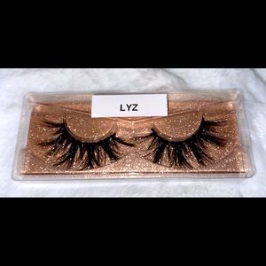 The “Lyz” lash set